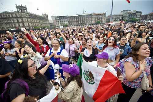 BTS-saluda-a-sus-fans-desde-un-balcon-de-Palacio-Nacional-junto-a-Claudia-Sheinbaum-1